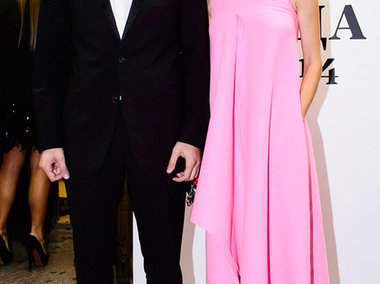 Slide image for gallery: 4345 | Главный редактор журнала Tatler Ксения Соловьва одна из немногих, кто выбрал яркое платье — розовый цвет выгодно смотрелся на фоне черных нарядов и был Ксении к лицу