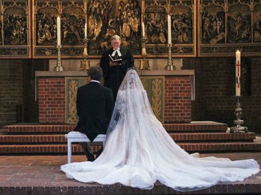 Slide image for gallery: 7290 | Принц Эрнст Август Ганноверский и Екатерина Малышева во время венчания в церкви