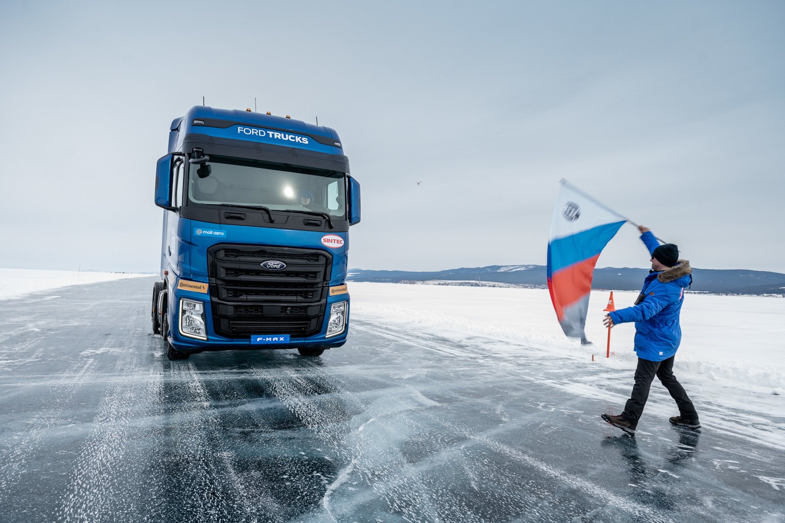 Российские гонщики промчались по льду Байкала на скорости 300 км/ч