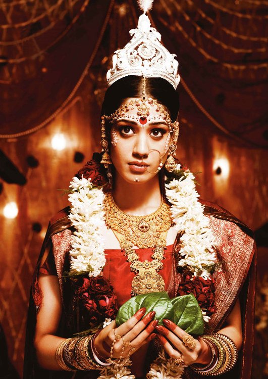 Ювелиры Дома Tanishq посвятили себя исключительно свадебным украшениям и работают в двух направлениях: европейском и традиционно индийском, не смешивая их