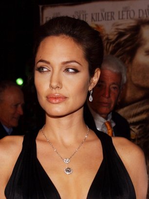 Slide image for gallery: 15024 | Анджелина Джоли на премьере фильма «Александр» в Лос-Анджелесе, 2004 год. Можно долго распинаться на тему того, что Джоли может украсить своей фигурой даже рваный кусок ткани, и все же давай отталкиваться от того, что в гар