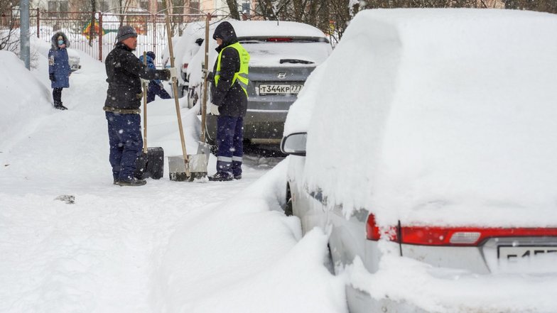 Серия мощных циклонов, которые принесли в Москву сильнейшие за последние полвека снегопады, а также острый дефицит свободных парковочных мест во дворах, простимулировала активность на рынке машино-мест
