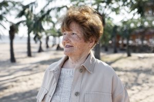 Пожилая женщина гуляет