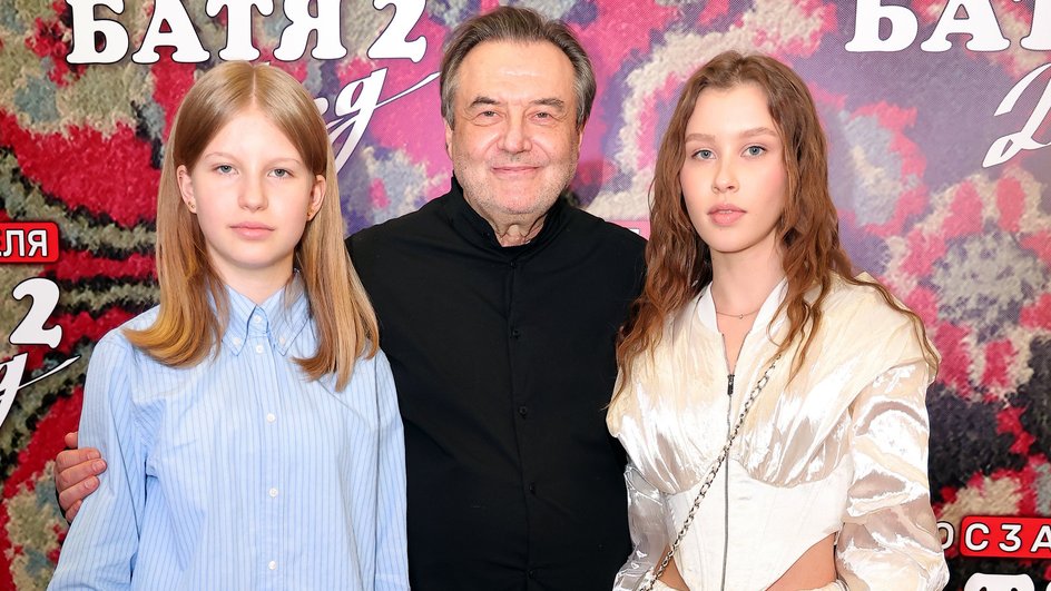 Анна Пересильд с сестрой Марией и отцом Алексеем Учителем Анна Пересильд с сестрой Марией и отцом Алексеем Учителем