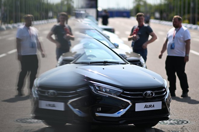 Силуанов и Греф в Lada Aura на ПМЭФ-2023