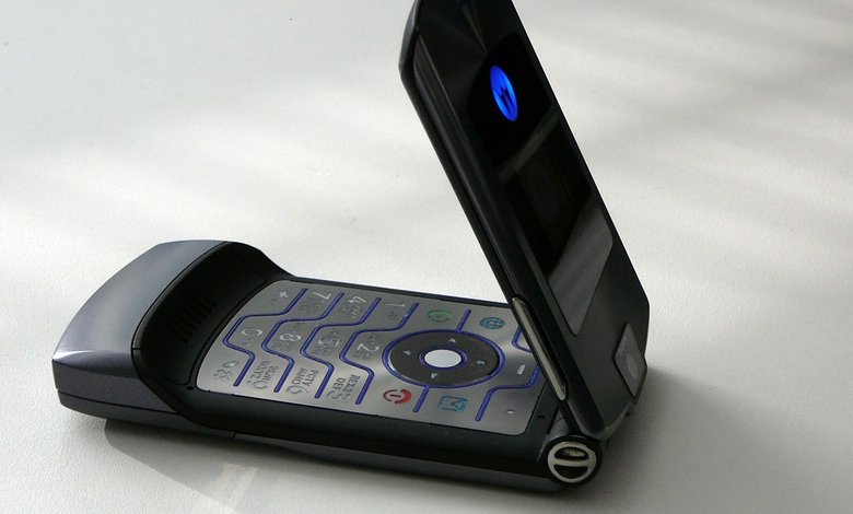 Оригинальный телефон-раскладушка Motorola RAZR V3i / Wikiperdia Commons / Public Domain