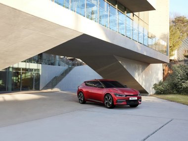 slide image for gallery: 27690 | Kia EV6