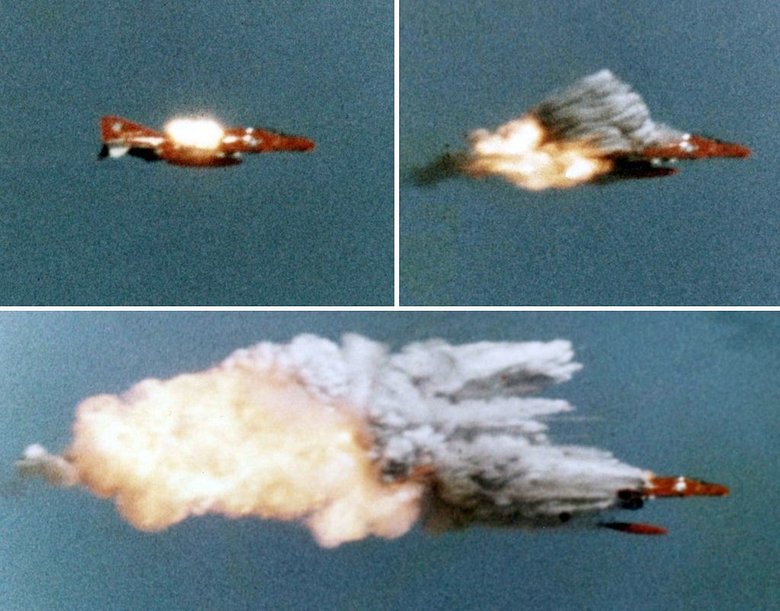 AIM-9 сбивает самолёт-мишень QF-4B «Фантом», 1974 год. Фото: wikipedia.org