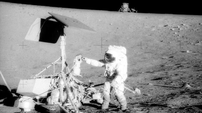 Астронавты оставили на Луне приборы, которые продолжали посылать на Землю данные на протяжении почти десятилетия. Фото: NASA