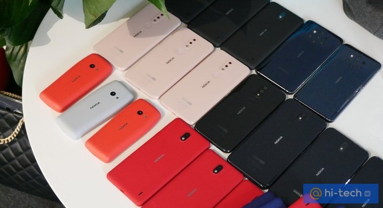 Nokia 210 лежит слева