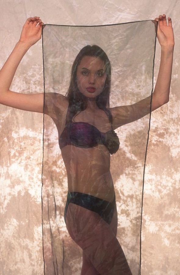 В основном Джоли позировала фотографу в различных моделях купальника В основном Джоли позировала фотографу в различных моделях купальника