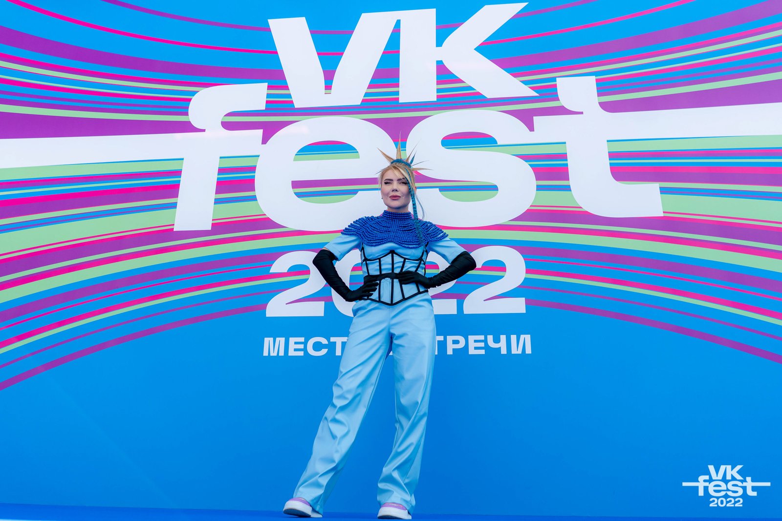 Элегантная Волочкова и космическая Кросс: разбираем образы звезд на VK Fest