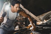 Автомеханик проверяет автомобиль