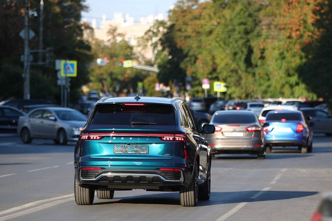 Автомобиль Geely едет по дороге в Волгограде