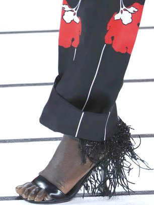 Slide image for gallery: 13515 | Бахрома. Прошли времена, когда бахрома ассоциировалась исключительно со стилем Дикого Запада. В сезоне осень-2020 бахрома появилась везде: на сумках, платьях, юбках и обуви. Источник фото: показ Prada, legion-media.ru