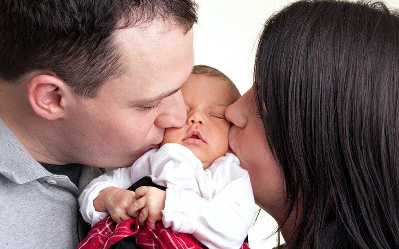 Мама папа целует. Родители с новорожденным. Мама и папа целуют ребенка. Мама папа и новорожденный малыш. Младенец с мамой и папой.