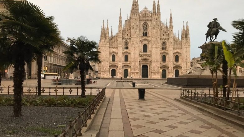 В Италии зафиксирована крупнейшая после Китая вспышка коронавируса. В Милане, который обычно так любят туристы, закрыты главные достопримечательности, в частности, знаменитый Миланский собор.