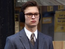 Энсел Элгорт на съемках фильма «Щегол» Энсел Элгорт на съемках фильма «Щегол»