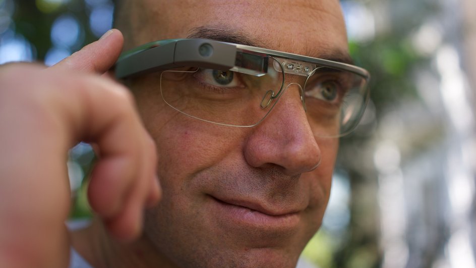 Умные очки Google Glass на мужчине