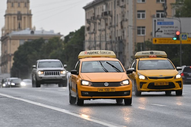 Автомобили и такси на Ленинском проспекте в Москве