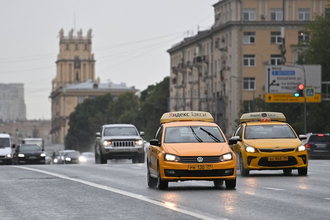 Автомобили и такси на Ленинском проспекте в Москве