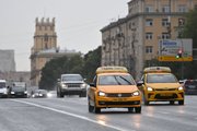 Автомобили и такси на Ленинском проспекте в Москве