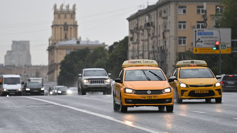 Автомобили и такси на Ленинском проспекте в Москве Автомобили и такси на Ленинском проспекте в Москве