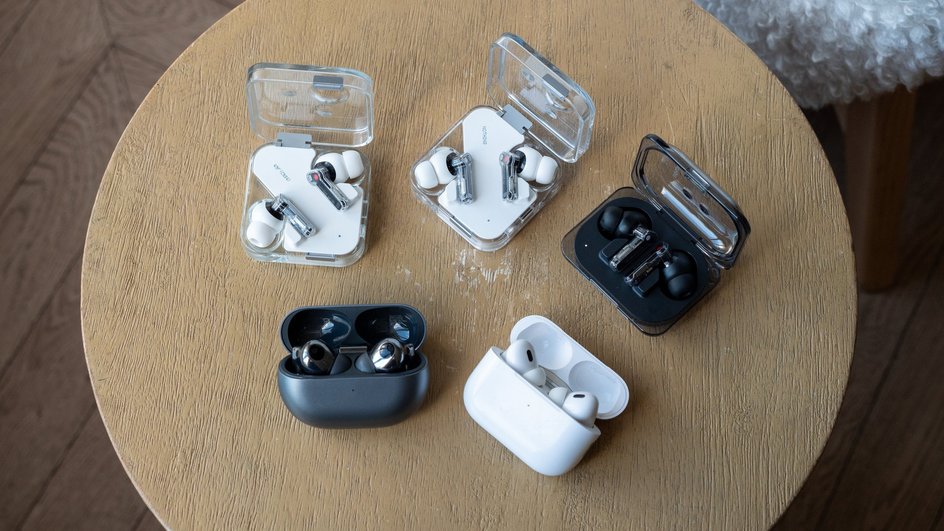 Сверху слева направо: Nothing Ear (2), Nothing Ear (2024), Nothing Ear (a). Снизу слева направо: Huawei FreeBuds Pro 3, AirPods Pro 2 (USB-C)