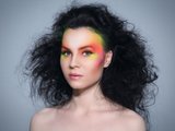 цветные брови краски лицо кожа раздражения покраснения пушистые кудрявые волосы цветные брови краски лицо кожа раздражения покраснения пушистые кудрявые волосы