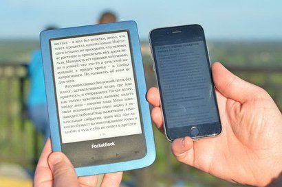 Сравнение ридера PocketBook и iPhone на ярком солнце и взгляд со стороны (как снимали это фото)