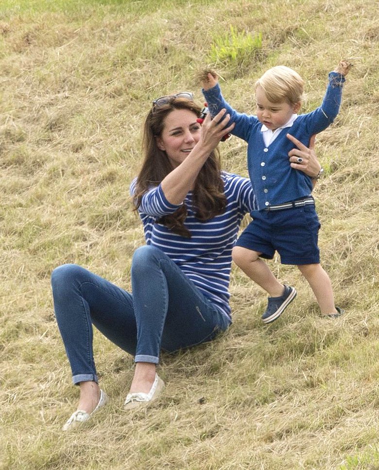Так герцогиня выглядела несколько дней назад, когда вместе со своим сыном, принцем Джорджем, посетила поло-клуб