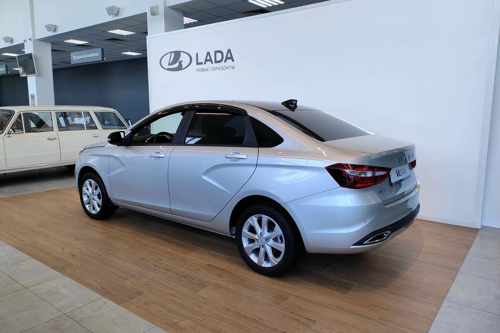 Дилер выставил на продажу новую Lada Vesta. Цена — 1 680 000 рублей