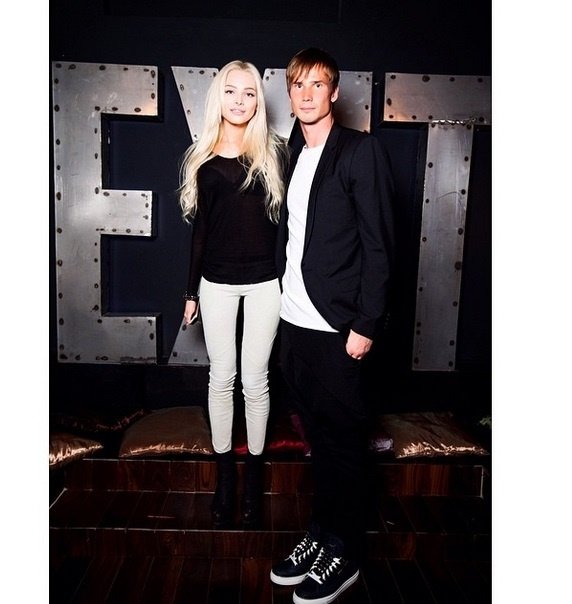 В Instagram 22-летней Алены появилось фото с футболистом Антоном Шуниным. В подписи к публикации девушка поставила сердечко
