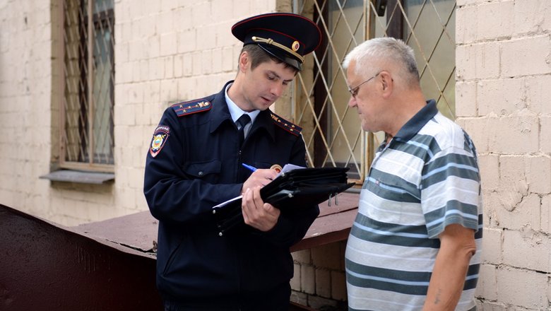 Участковый записывает показания свидетеля