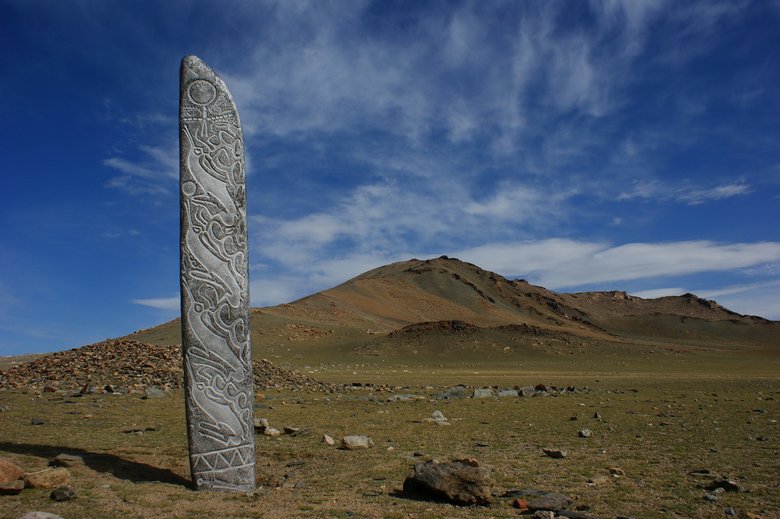 Оленный камень у крупного херексура (Монгольский Алтай), фото А.Н. Мухаревой.