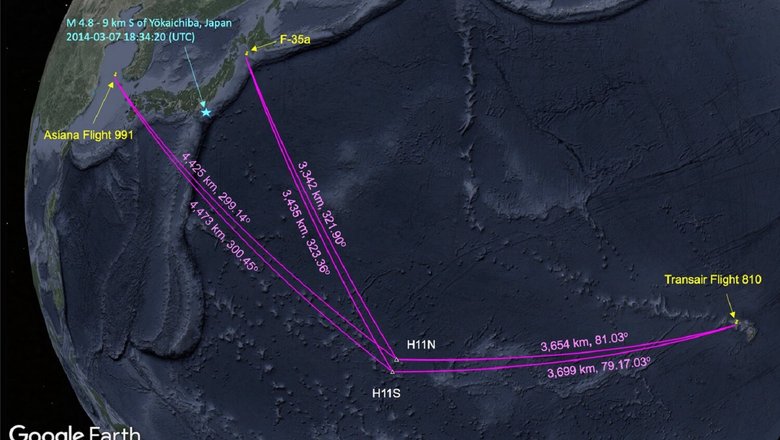 Расположение гидроакустических станций (белые треугольники); место падения трех самолетов (желтые надписи); расстояния относительно гидроакустических станций (пурпурные линии).
