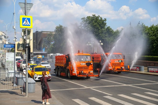 Увлажнение воздуха и охлаждение дорожного покрытия в жаркую погоду в Москве