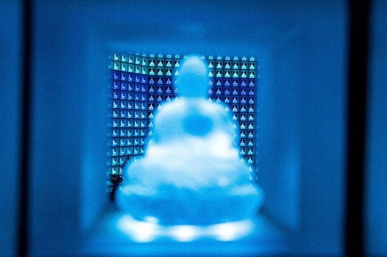 Программное обеспечение использует диалоговую систему искусственного интеллекта, получившую название Buddhabot («Бот Будда»). Проекция Будды создана с помощью возможностей дополненной реальности. Фото: phys.org