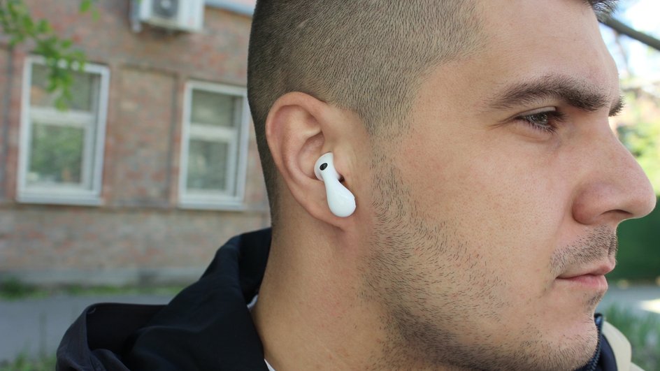 Huawei FreeBuds 6 в ухе автора Huawei FreeBuds 6 в ухе автора