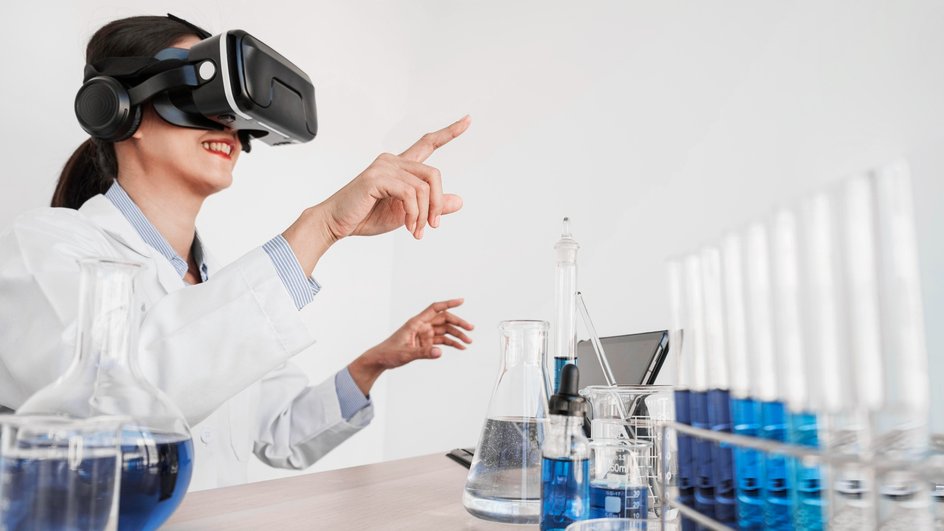 Ученый в VR-очках