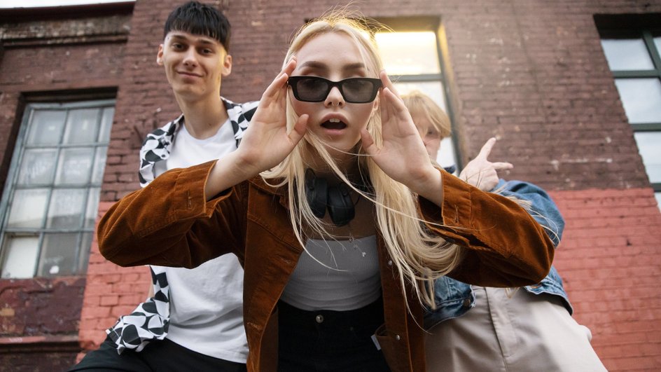 зумеры, девушка в темных очках, gen z, молодежь зумеры, девушка в темных очках, gen z, молодежь
