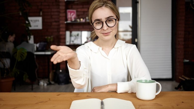 Женщина объясняет, как пишется слово «девчонки».