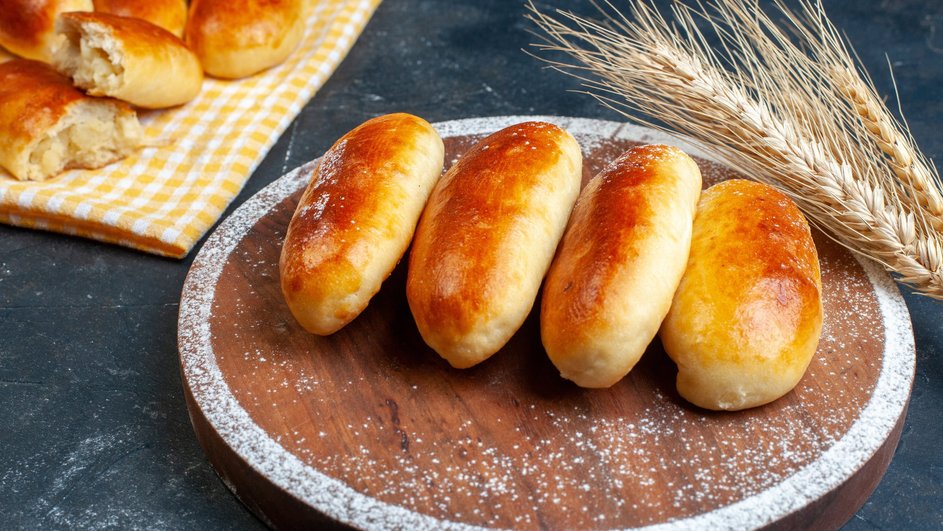 Вкусные постные пирожки с картофелем лежат на подставке