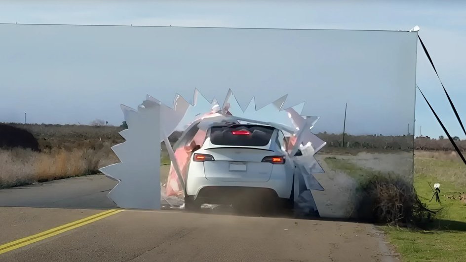 Tesla столкнулась со специальной стеной Tesla столкнулась со специальной стеной