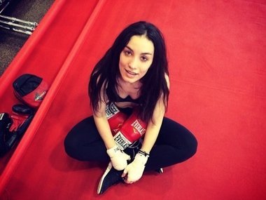 Slide image for gallery: 3697 | Комментарий «Леди Mail.Ru»: После съемок Вика отдыхает в спортзале - она любит занятия боксом