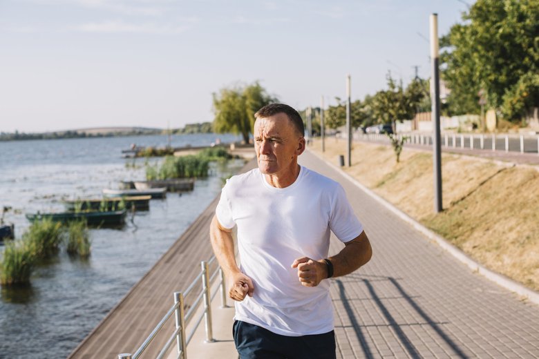 Мужчина на пробежке Мужчина на пробежке