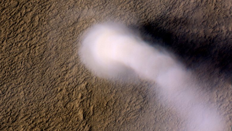Пылевой хвост на поверхности Марса. Фото: EarthSky