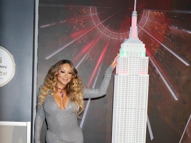 Slide image for gallery: 12089 | Мэрайя Кэри в сверкающем платье зажгла огни на небоскребе в Нью-Йорке