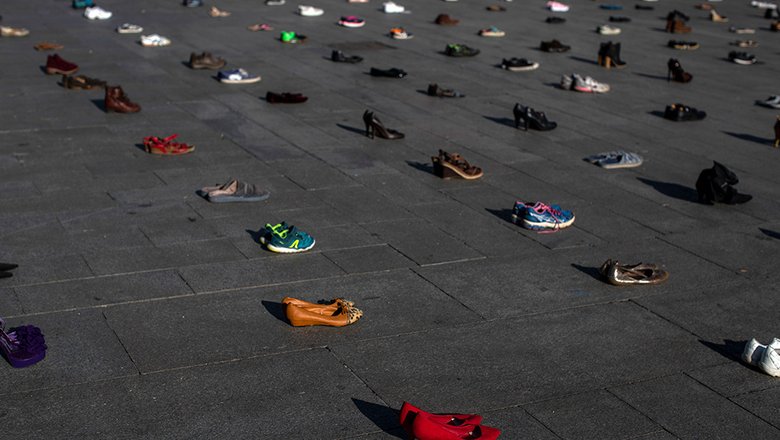 Обувь расставлена в рамках акции «COVID сегодня, климатический кризис завтра» на площади Пуэрта-дель-Соль в центре Мадрида