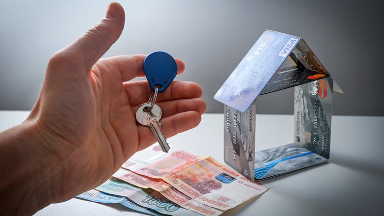 Деньги и ключ от квартиры в руках. Деньги и ключ от квартиры в руках.